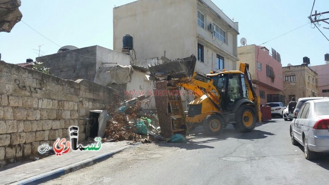 كفرقاسم : حملة نظافة واسعة في شوارع البلدة والبلدية تطالب الأهالي بالالتزام بحرمة الشوارع والمحافظة على النظافة 